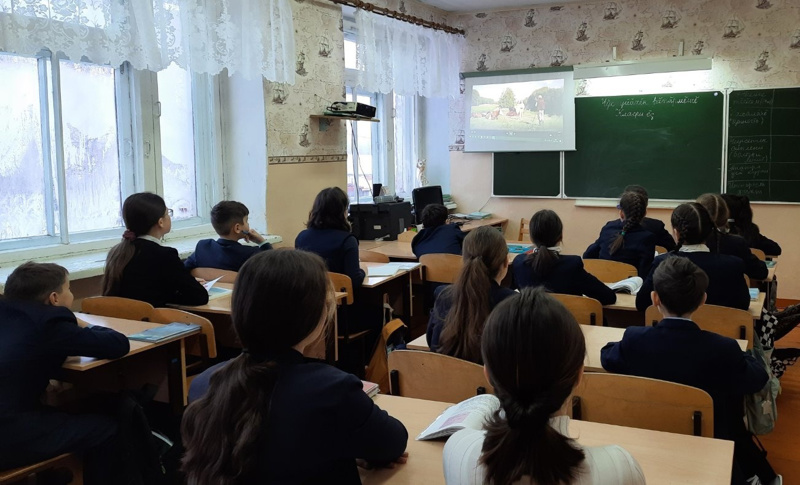 Гимназире ачасем Мария Шоклева режиссер ӳкернӗ "Королевство потерянных языков" фильмпа паллашаҫҫӗ