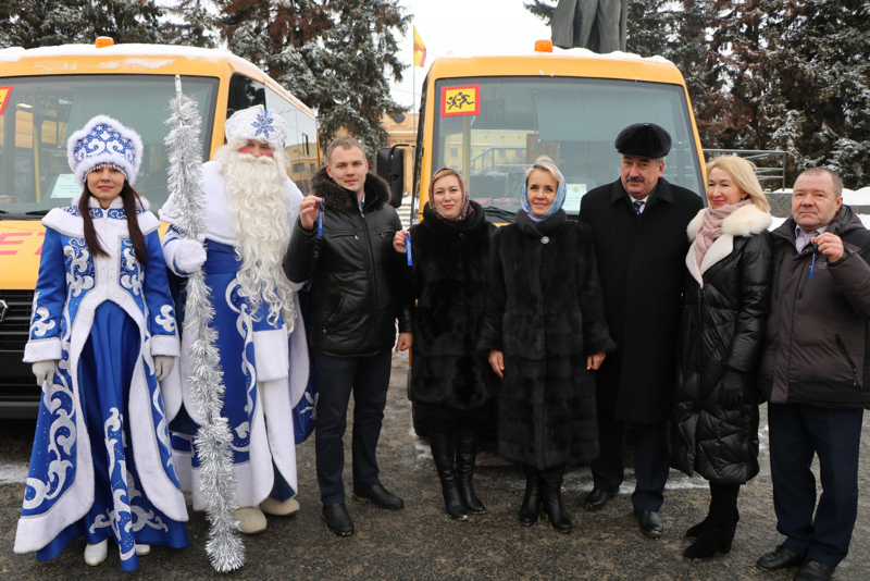 Сегодня на площади республики в Чебоксарах состоялась передача автотранспорта учебным заведениям Чувашии.