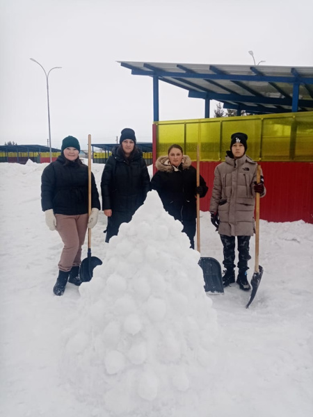 Помощь родителей в уборке снега на участках