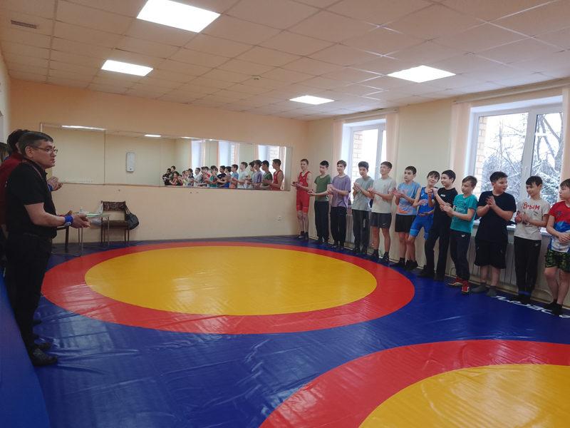 Соревнования по вольной борьбе среди юношей и девушек