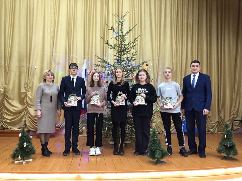 Талантливые школьники получили новогодние подарки  Главы Чувашии