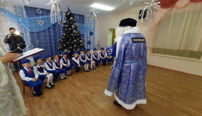 Юных инспекторов движения поздравил с наступающим Новым 2023 годом Полицейский Дед Мороз