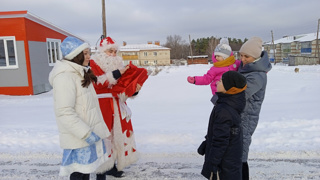 В преддверии Новогодних праздников на улицы верхнего посёлка Ямоз вышли Дед Мороз и Снегурочка, чтобы поздравить всех жителей с Новым годом