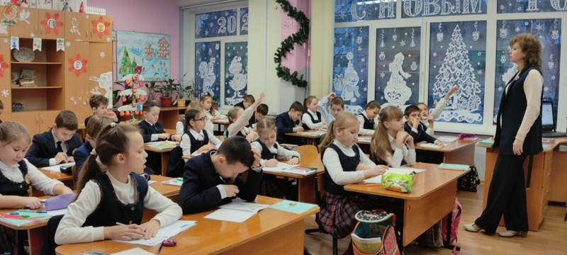 Сегодня в столичной школе 40 после внесения флагов и исполнения гимнов Российской Федерации и Чувашской Республики прошли завершающие занятия в 2022 году цикла «Разговоры о важном»