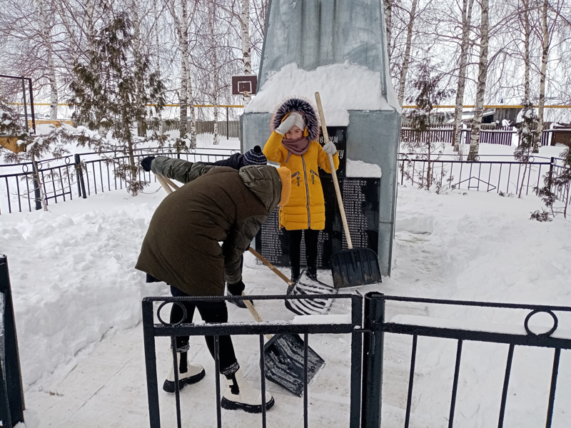 Учащиеся 6 класса Большебуяновской школы в рамках месячника оборонно-массовой и спортивной работы  очистили территорию около памятника погибшим воинам Великой Отечественной войны в деревне Большое Буяново.