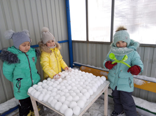 Из снега тоже можно делать куличи и пироги