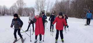 В рамках месячника оборонно-массовой, спортивной и патриотической работы среди учащихся 4 класса провели лыжные гонки