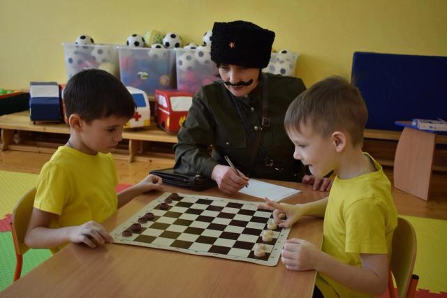 28 января, в день рождения В.И. Чапаева, в спортивном зале детского сада «Солнечный город» прошел III детский турнир по игре «Шашки Чапаева»