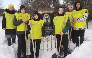 Волонтерский десант убрал снег и прочистил дорогу к памятнику П.Ф. Прусакова.