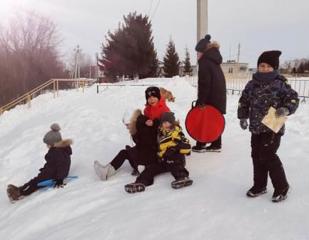 В рамках  месячника оборонно-массовой и спортивной работы, воспитанники О.Э. Петровой  1-б класса побывали на зимней горке