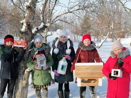 Учащиеся 4 класса помогают пернатым друзьям пережить зиму