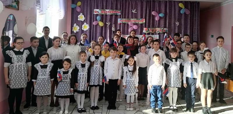 В школе прошел ежегодный фестиваль патриотической песни "Пою тебе, моя Россия!"