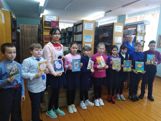 Обучающиеся   4 класса ознакомились с книжной выставкой «Нежный и богатый язык чувашский»