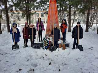 Не словом, а делом: активисты движения  РДШ  очистили от снега  дорожки и памятник погибшим воинам