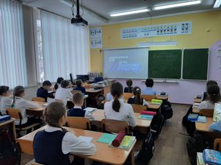В школе организован просмотр видеоролика о юных Героях России.