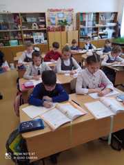 Во 2 классе на уроке родного языка ребята писали изложение по тексту В. Бианки "Оляпка".