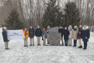 Бойцы поискового отряда "Прометей" и юнармейцы школы присоединились к акции по уборке мемориальных комплексов