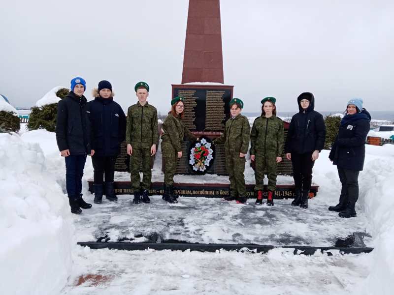 Юнармейцы школы возложили цветы к памятнику погибшим в годы ВОВ