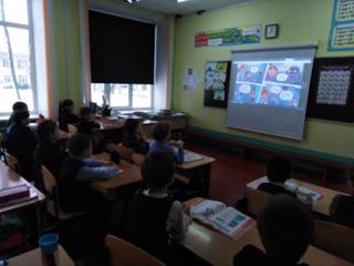 Учащиеся 1 «А» класса школы №1 приняли участие во всероссийском образовательном проекте «Урок Цифры» по теме «Цифровое искусство: музыка и IT».