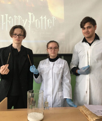 Команда девятиклассников школы #9 провела для учащихся на мероприятие «Урок волшебства с Гарри Поттером».