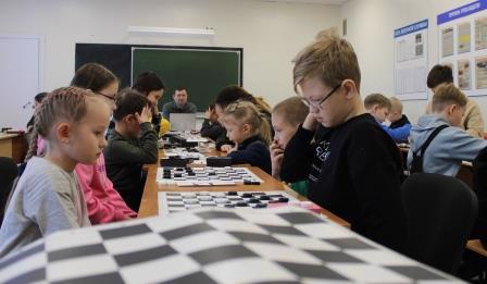 В спортивном  клубе  «Траки»  прошел шашечный турнир среди обучающихся школы, победителей классных турниров