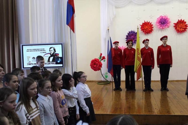 6 марта в гимназии состоялась линейка, посвященная Году педагога и наставника в России