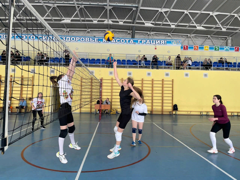 В спортивном зале АО ДО "ДЮСШ "Асамат" 8 марта провели турнир по волейболу среди женских команд