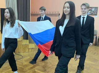 Традиция поднятия Государственного флага Российской Федерации и исполнения гимна Российской Федерации.