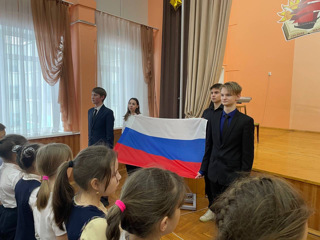 Торжественный спуск флага Российской Федерации