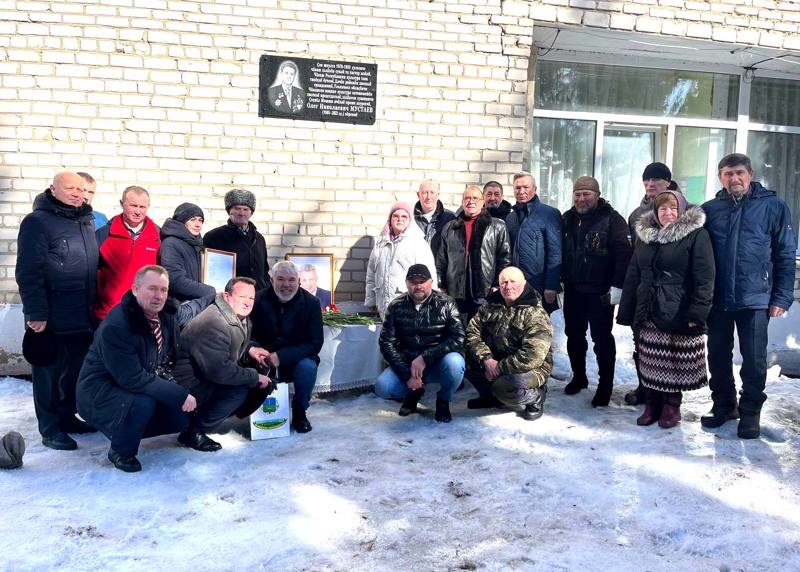 Открыли мемориальную доску  в память о достойном сыне чувашского народа,  Заслуженном работнике культуры Чувашской Республики, Почетном гражданине Яльчикского района,  председателе  Ульяновской областной чувашской национально-культурной автономии, лауреате Международной премии имени Михаила Сеспеля Мустаеве Олеге Николаевиче