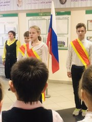 Поднятие флага  и исполнение гимна Российской Федерации