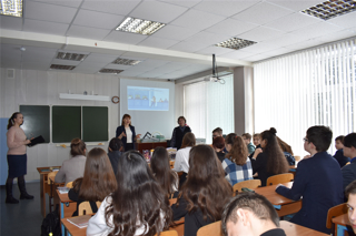 В рамках предметной недели математики, информатики и физики в МБОУ «Моргаушская СОШ» состоялась встреча специалистов Центральной библиотеки с учащимися 8 класса.