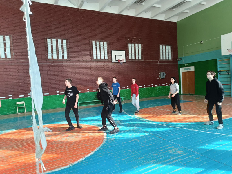 Воспитанники спортивного школьного клуба "Беркут" играют в волейбол