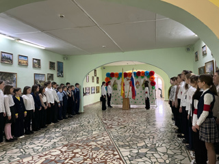 6 марта 2023 года в школе №3 города Канаш , рабочая неделя традиционно началась с выноса флагов , знаменной группой, а также прослушивания гимнов.