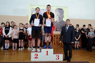 Команда Новошимкусской СОШ  стала  победительницей и обладательницей переходящего Кубка по гиревому спорту
