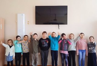 Выпускники Томского высшего военного училища связи сделали школе подарок