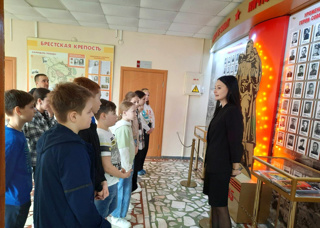 Обучающиеся 5 кадетского класса МБОУ "СОШ 37" г.Чебоксары посетили школьный музей "Сыны Отечества" в столичной школе 40