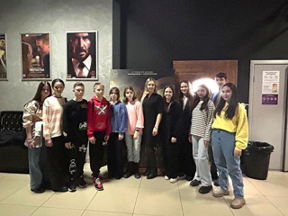 Обучающиеся 7а класса под руководством классного руководителя Яковлевой Н.В. посетили кинотеатр "Три пингвина", где просмотрели фильм "На солнце, вдоль рядов кукурузы", основанный на реальных событиях