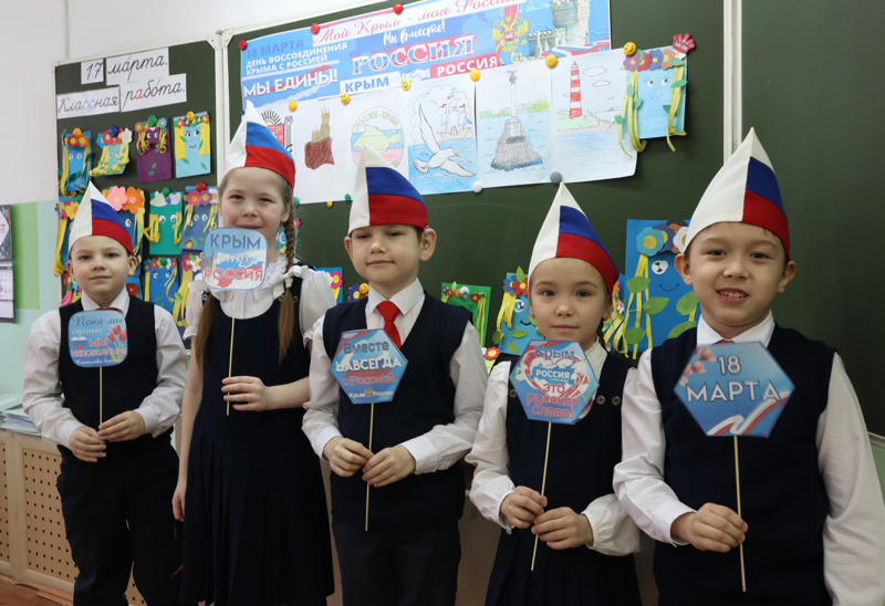 В рамках фестиваля "Крымская весна", прошли тематические уроки и мероприятия.