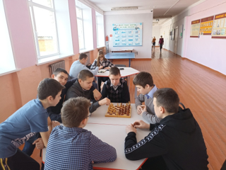 В школе состоялся турнир по шашкам и шахматам