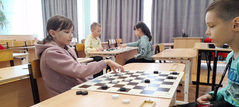24 марта в рамках Группы кратковременного пребывания состоялся школьный турнир по шашкам среди обучающихся 1-5 классов, который организовали и провели советники по воспитанию школы.