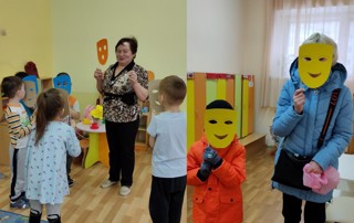 27 марта, во Всемирный день театра, утро в подготовительной группе «Солнышко» началось с театрализованного мини-представления родителей и детей.