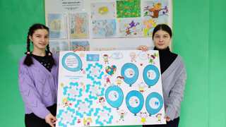 Педагоги и дети оформили плакат, информирующий об особенностях людей с РАС, «Аутизм: лучшее лекарство – Ваша доброта!»