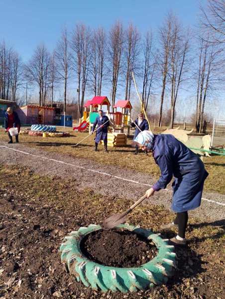 В детском саду прошли мероприятия по уборке и благоустройству территории