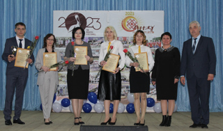В Алатырском муниципальном округе состоялась церемония награждения победителей и призеров профессиональных конкурсов педагогического мастерства