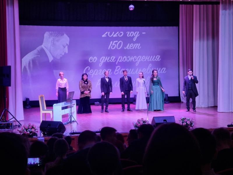 5 апреля учащиеся 10 и 8а классов по Пушкинской карте посетили концерт артистов Чувашской государственной филармонии «Сны о России»