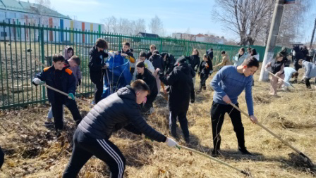 Субботник на пришкольной территории