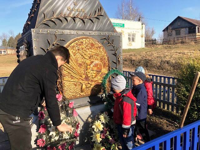 Ученики школы продолжают активно участвовать в патриотической акции «Дорога к обелиску».