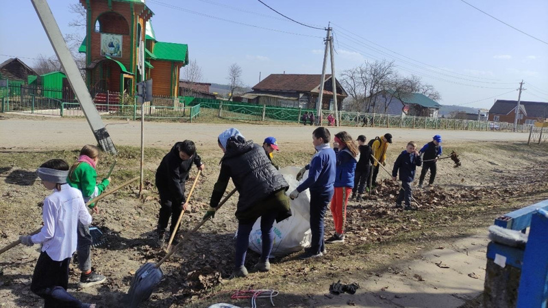 5 класс на уборке территории школы