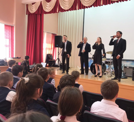 12 апреля в в нашей школе состоялось выступление ансамбля "Звонница" с программой "Люблю тебя, Россия!"